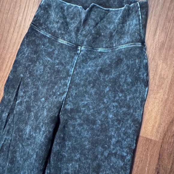 Dressed in LALA Flared Leggings - Picture 3 of 6